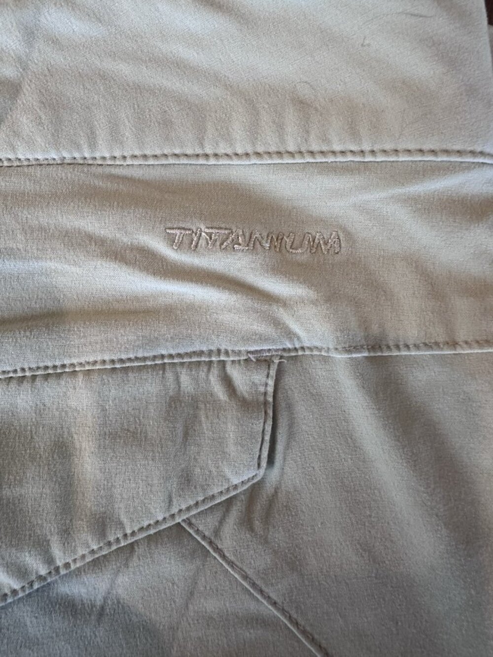 Columbia Titanium Women's Beige Shorts Size 14 Beige Nylon Elastine - Picture 8 of 8